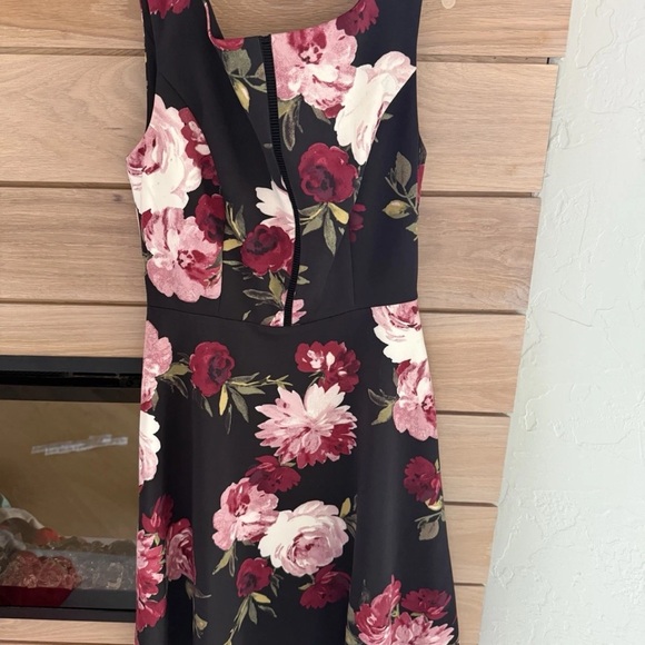 white house black market SL Scuba Floral Fonfir Dr Size 00 - Picture 3 of 4